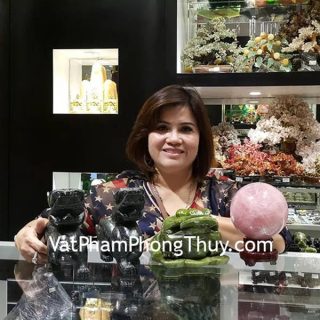 Chị Ngọc - khách hàng mua cặp tỳ hưu độc ngọc THDN-L, thiềm thừ lam ngọc lớn GM178, quả cầu thạch anh hồng M181-11927 và mặt nhện hoàng long S769