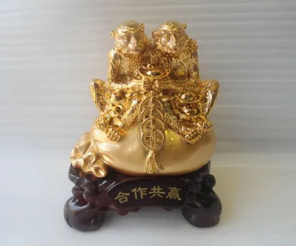 Song khỉ tài lộc ôm túi vàng đế gỗ - hợp tác cộng nghinh FK066M