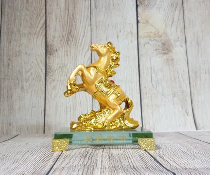 Vua ngựa vàng bóng lưng hồng ngọc trên núi đá vàng đế thuỷ tinh - Mã Đáo Thành Công LN134