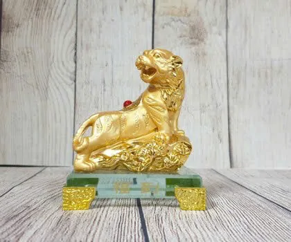 Chúa hổ vàng bóng lưng hồng châu gầm trên núi đá vàng đế thuỷ tinh nhỏ - Phước Đáo LN183