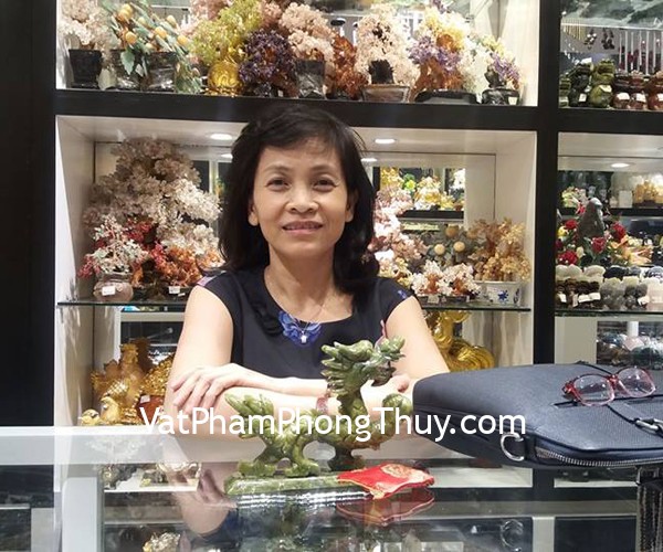 Chị Thuyên - khách hàng mua Rồng đá lam ngọc GM040 và tỳ hưu thạch anh hồng S767